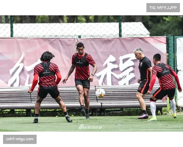 “中超俱乐部开放日”活动吸引数千名球迷参与